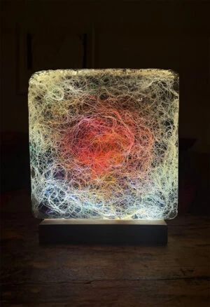 Lumisfera Glacial Orange – artystyczna lampa z żywicy, Viola Śpiechowicz, ujęcie 2