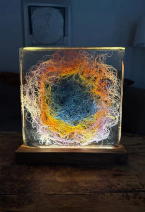 Lumisfera Interstellar Egg – artystyczna lampa z żywicy, Viola Śpiechowicz, ujęcie 2