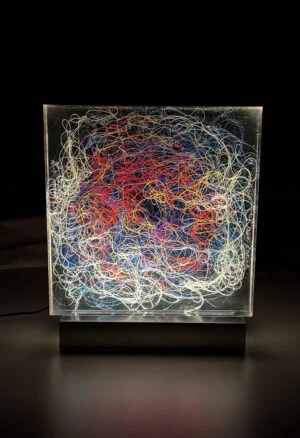 Lumisfera Rewiring – artystyczna lampa z żywicy, Viola Śpiechowicz, ujęcie 2